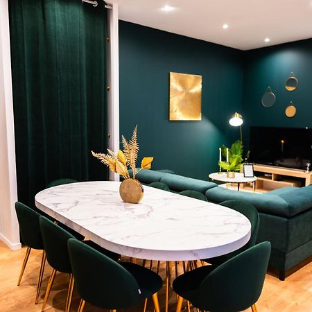 Grand Loft Familial 4 Chambres Avec Parking Prive Saumur Luaran gambar