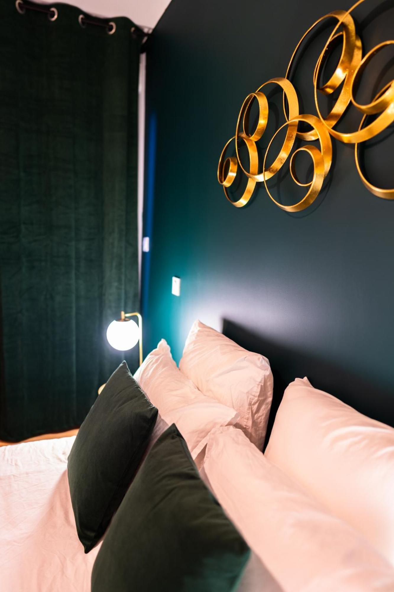Grand Loft Familial 4 Chambres Avec Parking Prive Saumur Luaran gambar